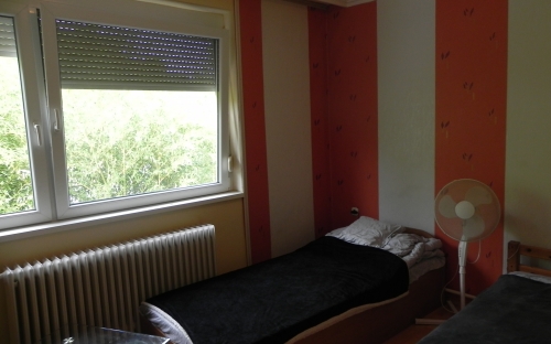 KIadó 3 személyes különálló apartman fürdőszobával 